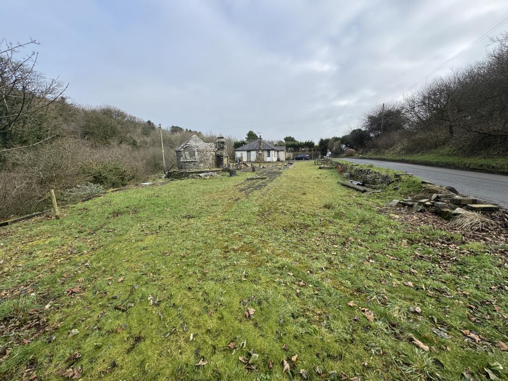 Lot: 63 - DETACHED BUNGALOW ON LARGE PLOT WITH DILAPIDATED BUILDING - General view of the plot